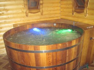 Деревянная купель для бани с водой и подсветкой