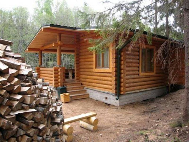 Баня с верандой - классическое решение Баня с верандой - есть где отдохнуть после банных процедур