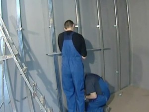 Для выравнивания стен и углов гипсокартоном необходимо установить каркас